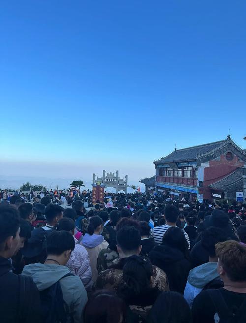 游客夜登泰山看日出;游客夜登泰山看日出遭恶劣天气被困山顶