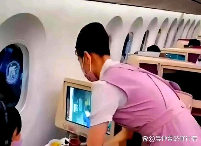 空姐飞机上卖刮刮乐;空姐在飞机上卖东西